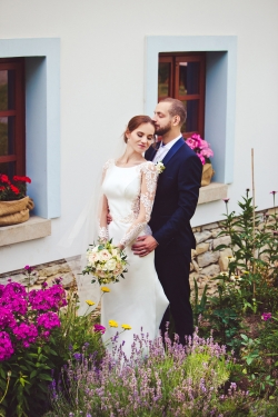 pudrová svatební kytice