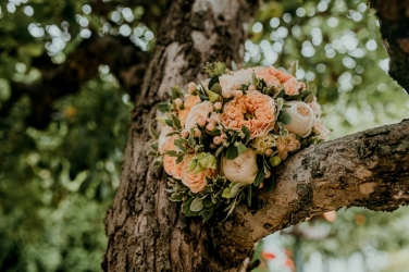 meruňková svatební kytice